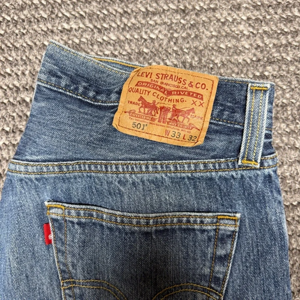 Levis 501 Mens Jeans 33x32 Straight Fit Button Fly Medium‎ Wash Denim